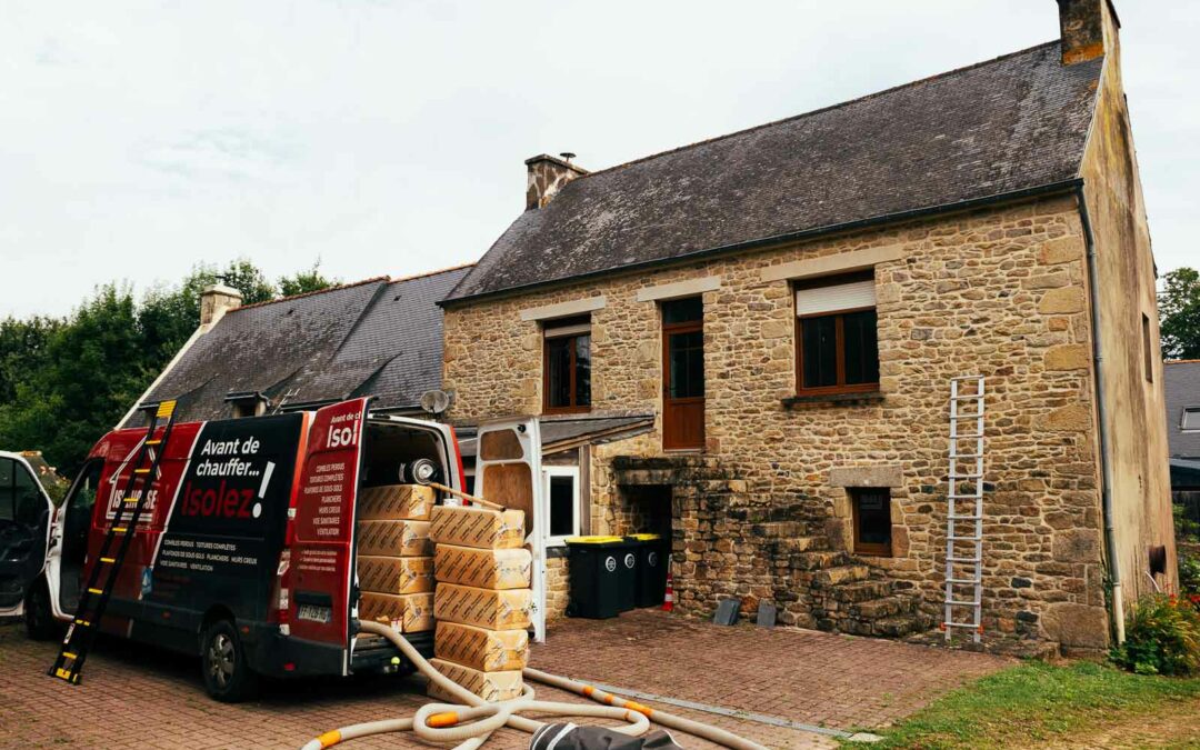 Isolation de rampants de toiture avec de laine de bois insufflée dans des ISOSAC